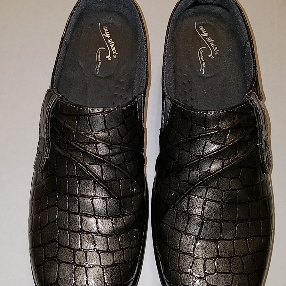 NWOT Easy Street Holly Women's Mules